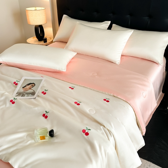 91家纺网 家纺一手货源 找家纺 绒世界 2025春夏水洗冰丝夏被四件套满绣系列 樱桃-奶白粉