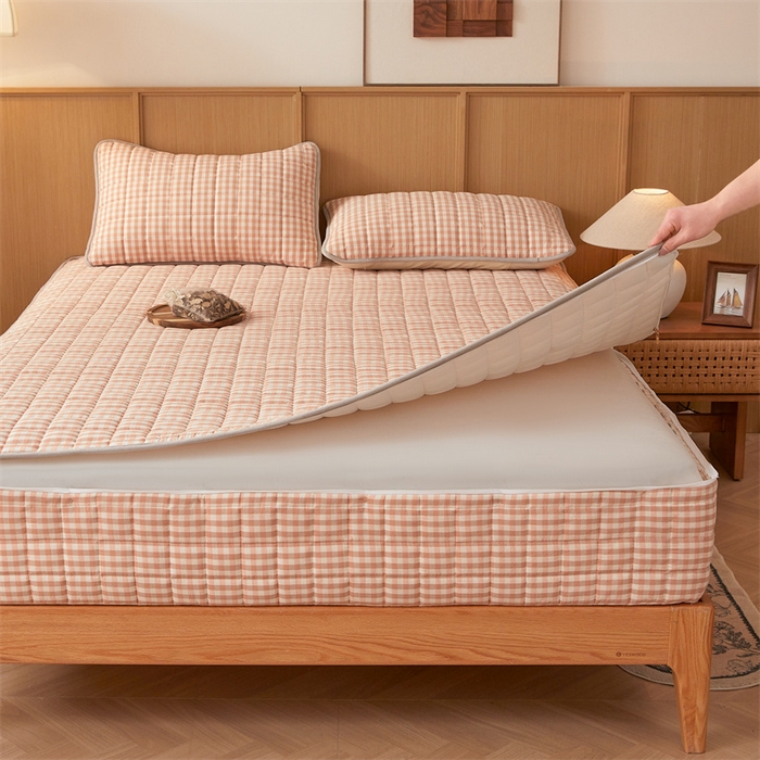 91家纺网 家纺一手货源 找家纺 伊人坊2025新款全棉色织水洗棉六面全包床笠床垫保护套无印风 夹棉床围-粉小格