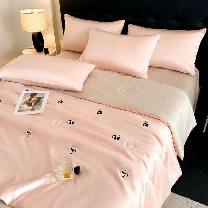 91家纺网 家纺一手货源 找家纺 绒世界 2025春夏水洗冰丝夏被四件套满绣系列 熊猫-粉米