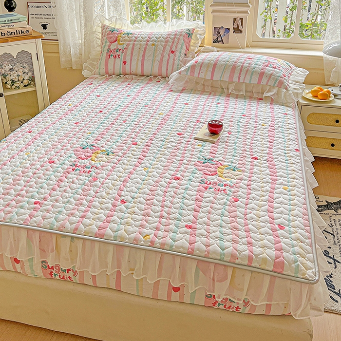 91家纺网 家纺一手货源 找家纺 艾橙家纺 2025新款雪纺花边加棉床笠款单品四件套 糖果草莓