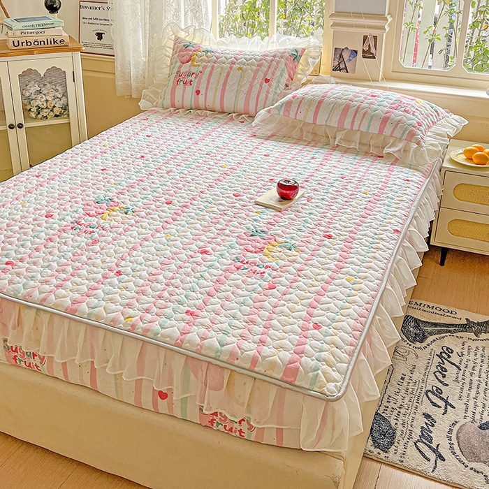 91家纺网 家纺一手货源 找家纺 艾橙家纺 2025新款雪纺花边加棉床笠款单品四件套 糖果草莓