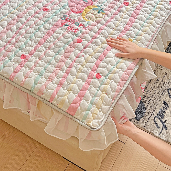 91家纺网 家纺一手货源 找家纺 艾橙家纺 2025新款雪纺花边加棉床笠款单品四件套 糖果草莓