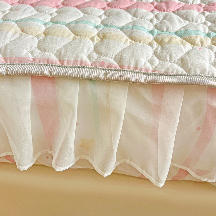 91家纺网 家纺一手货源 找家纺 艾橙家纺 2025新款雪纺花边加棉床笠款单品四件套 糖果草莓