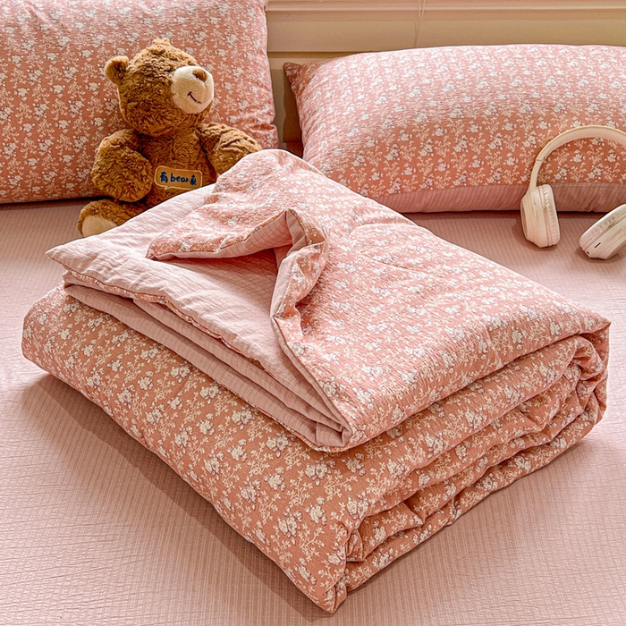 91家纺网 家纺一手货源 找家纺 一比一家纺 2025新款云感皱皱纱简单款夏被夏凉被空调被四件套 复古红花