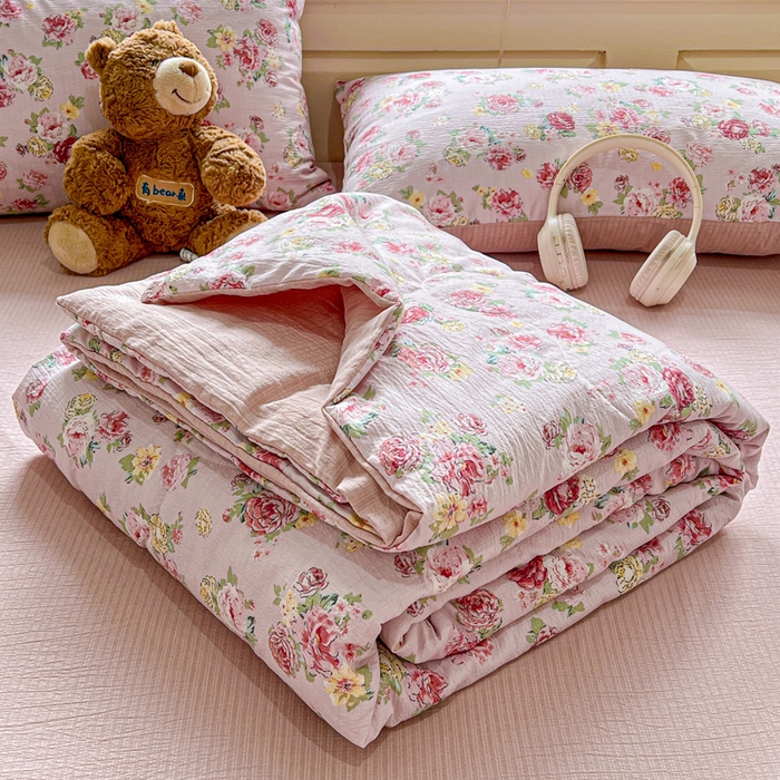 91家纺网 家纺一手货源 找家纺 一比一家纺 2025新款云感皱皱纱简单款夏被夏凉被空调被四件套 玫瑰花园粉