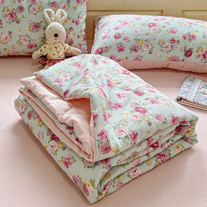 91家纺网 家纺一手货源 找家纺 一比一家纺 2025新款云感皱皱纱简单款夏被夏凉被空调被四件套 玫瑰花园兰