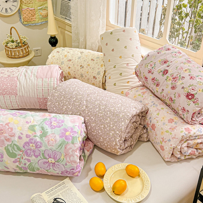 91家纺网 家纺一手货源 找家纺 一比一家纺 2025新款云感皱皱纱简单款夏被夏凉被空调被四件套 组合图仅做展示