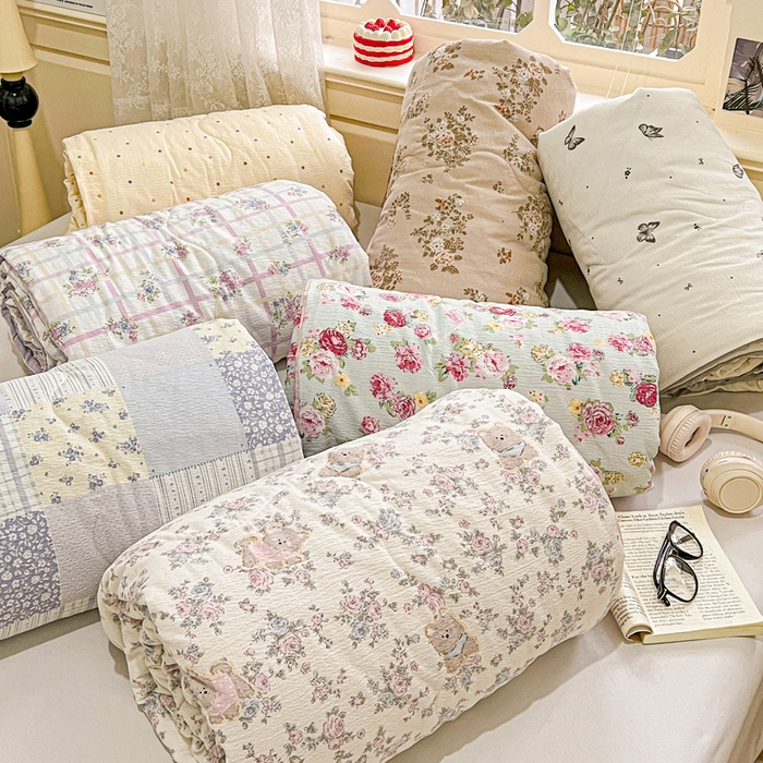 91家纺网 家纺一手货源 找家纺 一比一家纺 2025新款云感皱皱纱简单款夏被夏凉被空调被四件套 组合图仅做展示