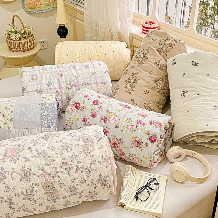 91家纺网 家纺一手货源 找家纺 一比一家纺 2025新款云感皱皱纱简单款夏被夏凉被空调被四件套 组合图仅做展示