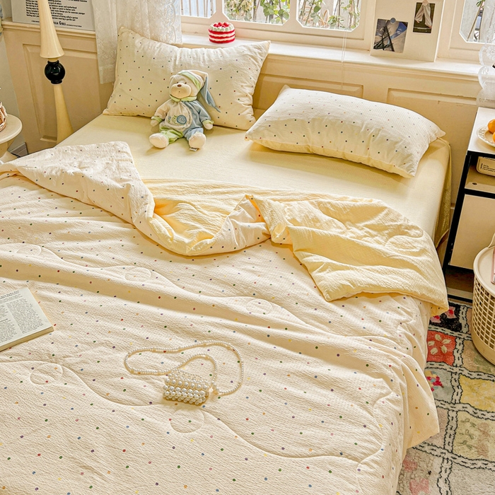 91家纺网 家纺一手货源 找家纺 一比一家纺 2025新款云感皱皱纱简单款夏被夏凉被空调被四件套 彩波点