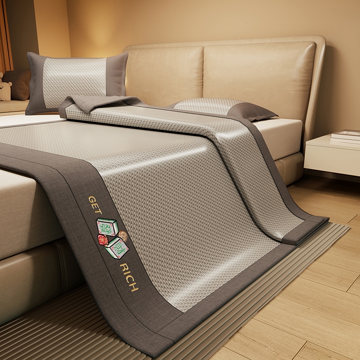 91家纺网 家纺一手货源 找家纺 绒艺席业 2025新款艾草藤席冰丝双面席席子凉席 游泳小企鹅-格纹