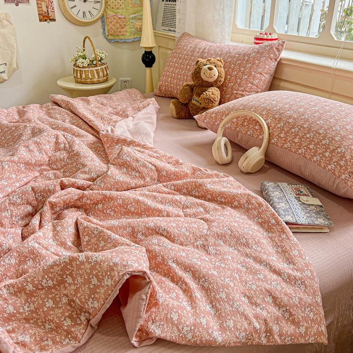 91家纺网 家纺一手货源 找家纺 一比一家纺 2025新款云感皱皱纱简单款夏被夏凉被空调被四件套 复古红花