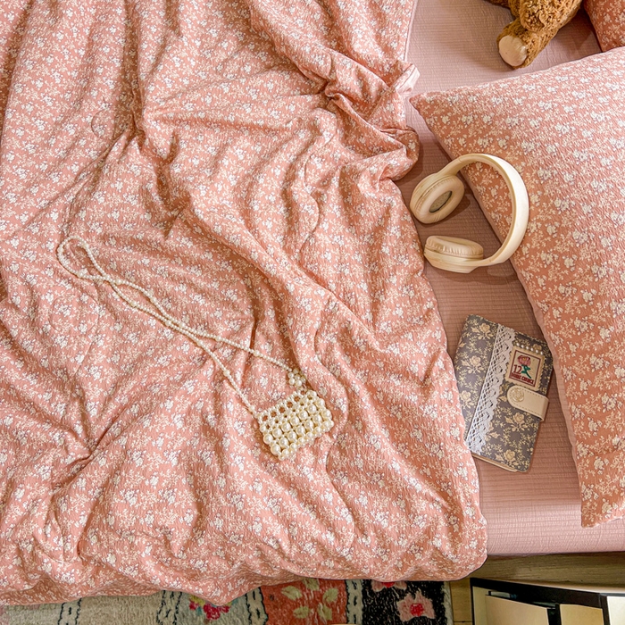 91家纺网 家纺一手货源 找家纺 一比一家纺 2025新款云感皱皱纱简单款夏被夏凉被空调被四件套 复古红花