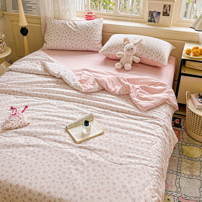 91家纺网 家纺一手货源 找家纺 一比一家纺 2025新款云感皱皱纱简单款夏被夏凉被空调被四件套 花期