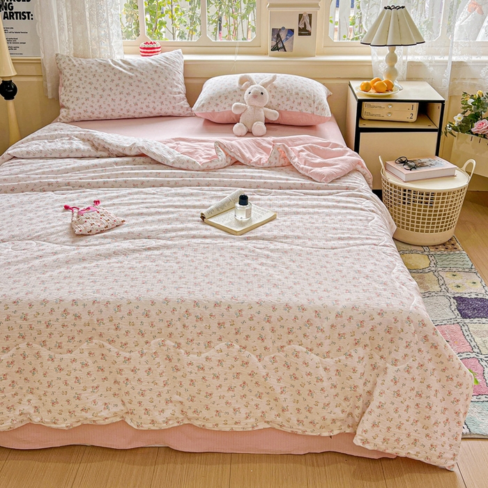 91家纺网 家纺一手货源 找家纺 一比一家纺 2025新款云感皱皱纱简单款夏被夏凉被空调被四件套 花期