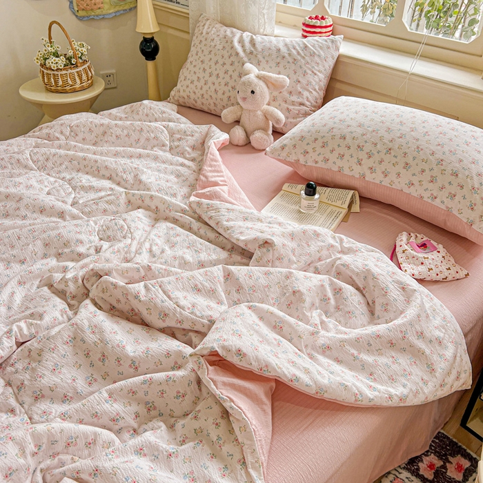 91家纺网 家纺一手货源 找家纺 一比一家纺 2025新款云感皱皱纱简单款夏被夏凉被空调被四件套 花期