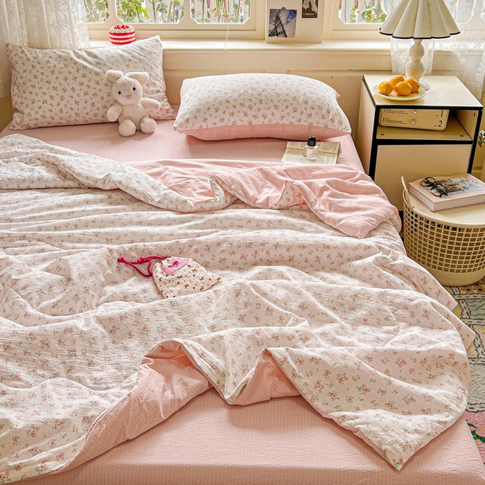 91家纺网 家纺一手货源 找家纺 一比一家纺 2025新款云感皱皱纱简单款夏被夏凉被空调被四件套 花期