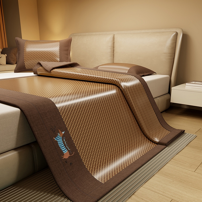 91家纺网 家纺一手货源 找家纺 绒艺席业 2025新款抗菌刺绣凉感冰藤席 腊肠狗-深檀咖