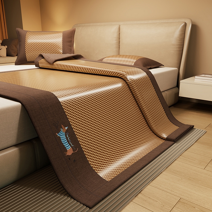 91家纺网 家纺一手货源 找家纺 绒艺席业 2025新款抗菌刺绣凉感冰藤席 腊肠狗-优雅金