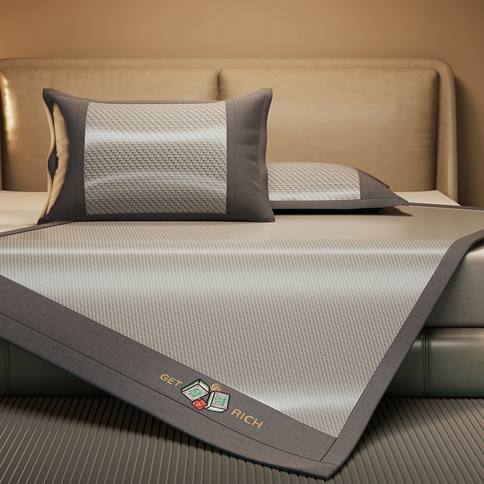 91家纺网 家纺一手货源 找家纺 绒艺席业 2025新款抗菌刺绣凉感冰藤席 发财-魅力灰