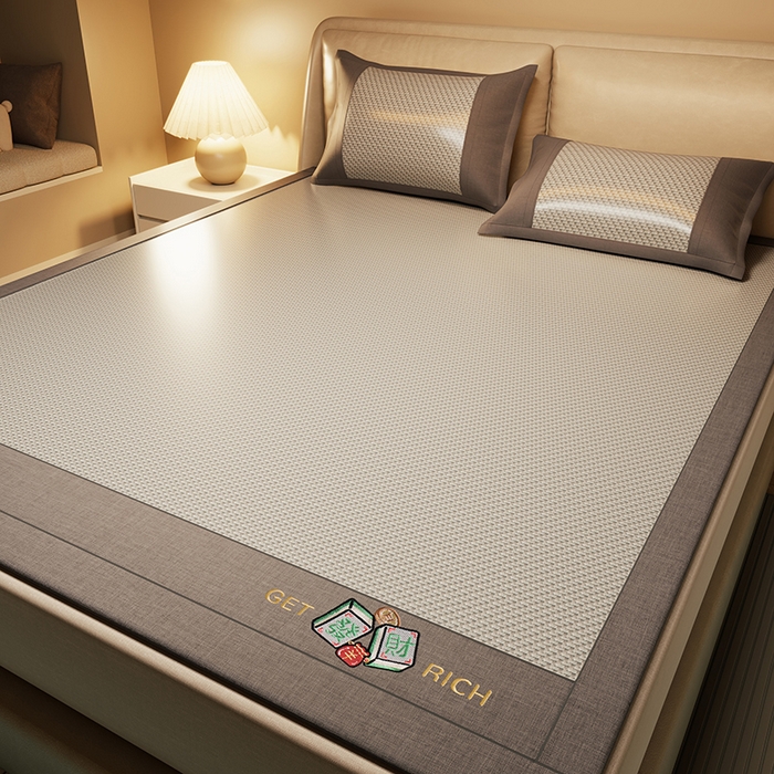 91家纺网 家纺一手货源 找家纺 绒艺席业 2025新款抗菌刺绣凉感冰藤席 发财-魅力灰