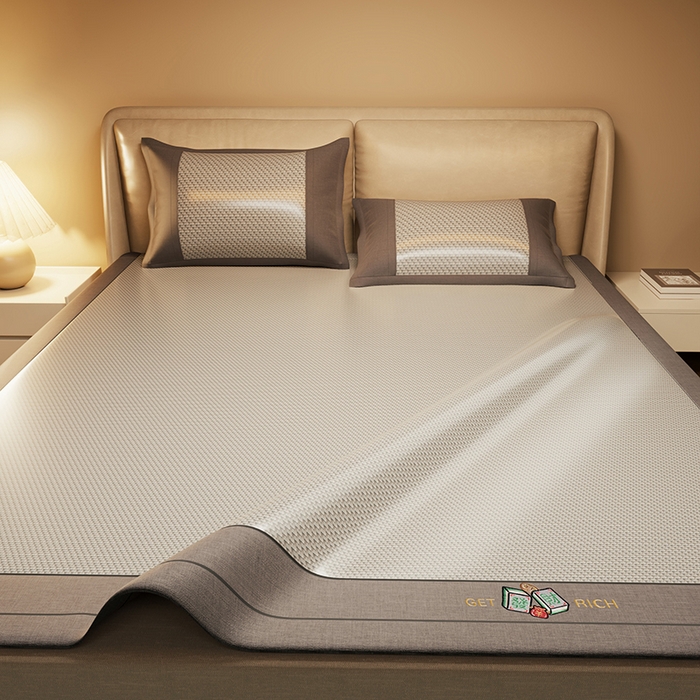 91家纺网 家纺一手货源 找家纺 绒艺席业 2025新款抗菌刺绣凉感冰藤席 发财-魅力灰