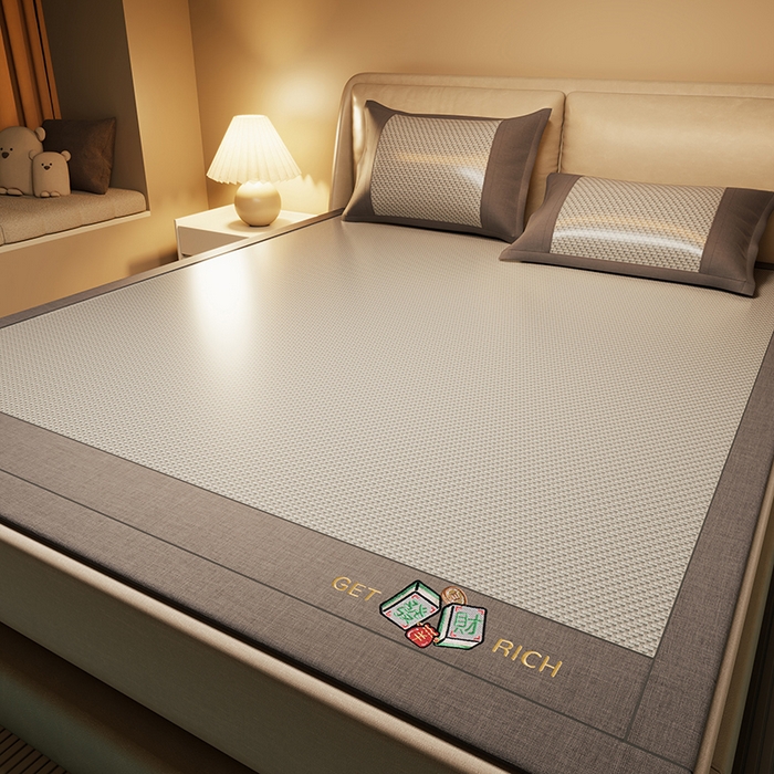 91家纺网 家纺一手货源 找家纺 绒艺席业 2025新款抗菌刺绣凉感冰藤席 发财-魅力灰