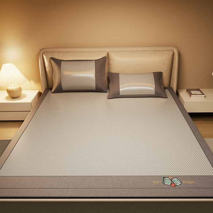 91家纺网 家纺一手货源 找家纺 绒艺席业 2025新款抗菌刺绣凉感冰藤席 发财-魅力灰