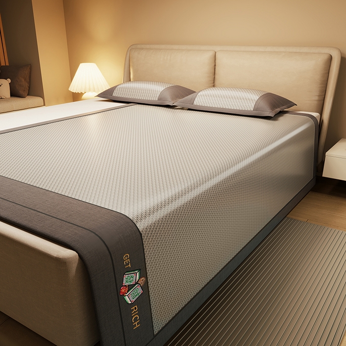 91家纺网 家纺一手货源 找家纺 绒艺席业 2025新款抗菌刺绣凉感冰藤席 发财-魅力灰