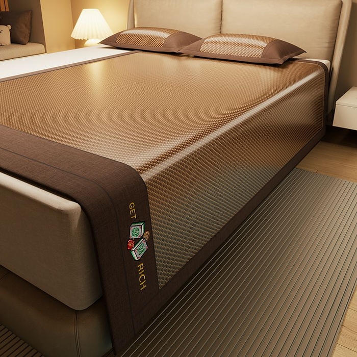 91家纺网 家纺一手货源 找家纺 绒艺席业 2025新款抗菌刺绣凉感冰藤席 发财-深檀咖