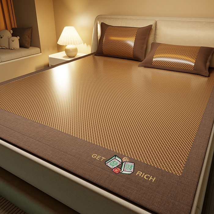 91家纺网 家纺一手货源 找家纺 绒艺席业 2025新款抗菌刺绣凉感冰藤席 发财-深檀咖