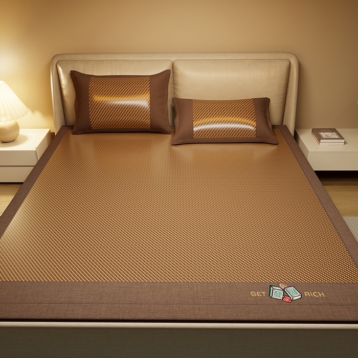 91家纺网 家纺一手货源 找家纺 绒艺席业 2025新款抗菌刺绣凉感冰藤席 发财-深檀咖