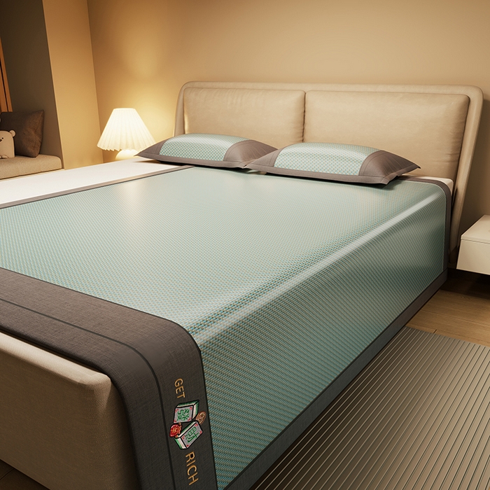 91家纺网 家纺一手货源 找家纺 绒艺席业 2025新款抗菌刺绣凉感冰藤席 发财-松木绿