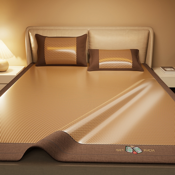 91家纺网 家纺一手货源 找家纺 绒艺席业 2025新款抗菌刺绣凉感冰藤席 发财-优雅金