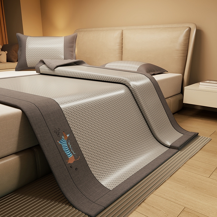 绒艺席业 2025新款抗菌刺绣凉感冰藤席 腊肠狗-魅力灰