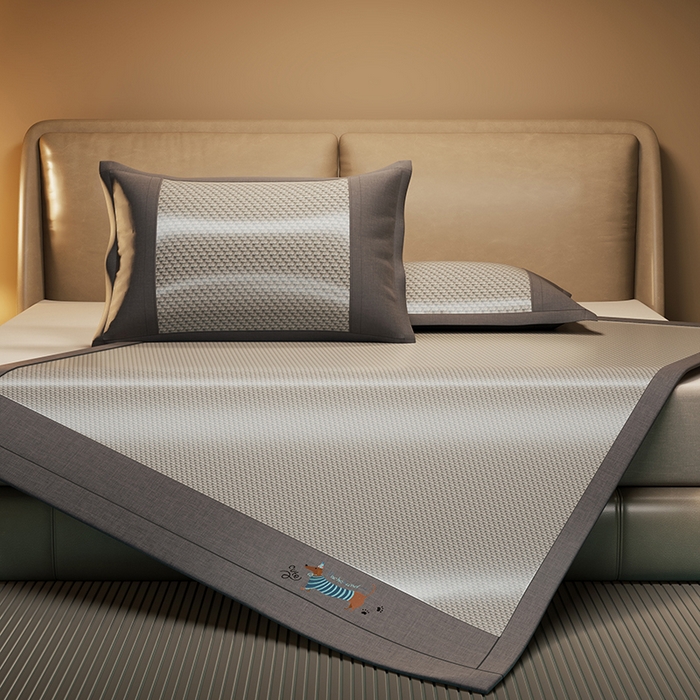 91家纺网 家纺一手货源 找家纺 绒艺席业 2025新款抗菌刺绣凉感冰藤席 腊肠狗-魅力灰