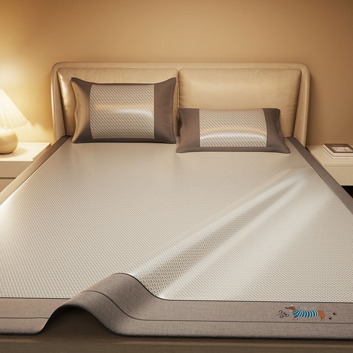 91家纺网 家纺一手货源 找家纺 绒艺席业 2025新款抗菌刺绣凉感冰藤席 腊肠狗-魅力灰