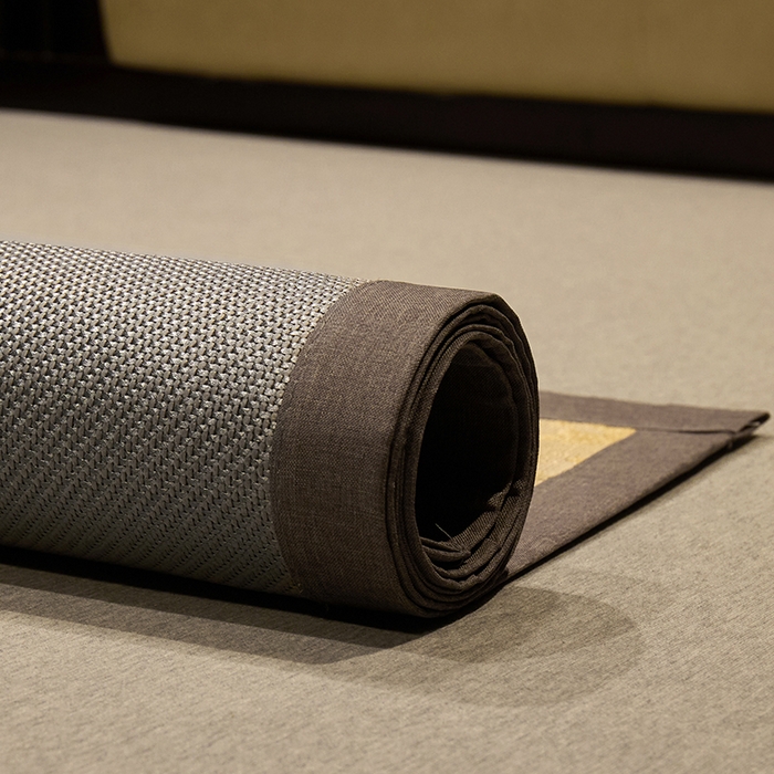 91家纺网 家纺一手货源 找家纺 绒艺席业 2025新款抗菌刺绣凉感冰藤席 腊肠狗-魅力灰