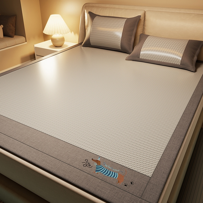 91家纺网 家纺一手货源 找家纺 绒艺席业 2025新款抗菌刺绣凉感冰藤席 腊肠狗-魅力灰