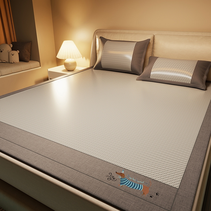 91家纺网 家纺一手货源 找家纺 绒艺席业 2025新款抗菌刺绣凉感冰藤席 腊肠狗-魅力灰