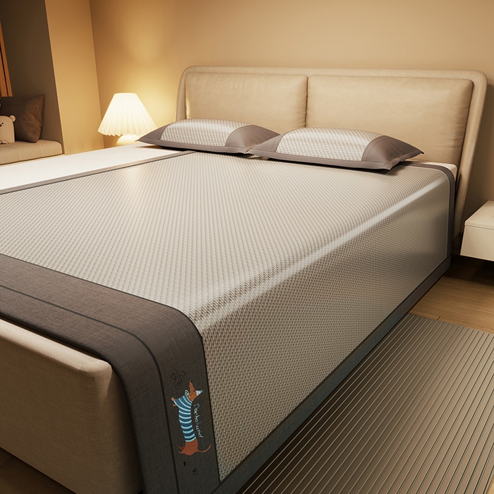 91家纺网 家纺一手货源 找家纺 绒艺席业 2025新款抗菌刺绣凉感冰藤席 腊肠狗-魅力灰