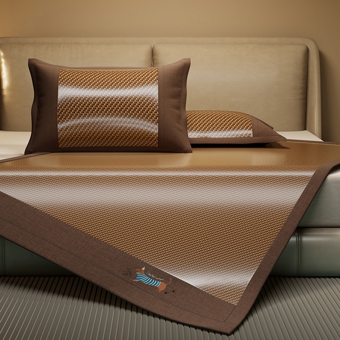 91家纺网 家纺一手货源 找家纺 绒艺席业 2025新款抗菌刺绣凉感冰藤席 腊肠狗-深檀咖