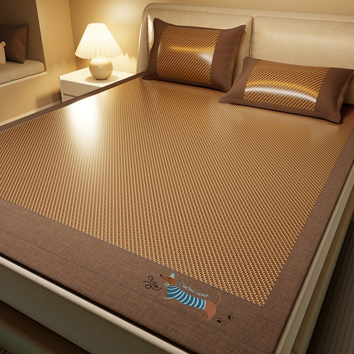 91家纺网 家纺一手货源 找家纺 绒艺席业 2025新款抗菌刺绣凉感冰藤席 腊肠狗-深檀咖