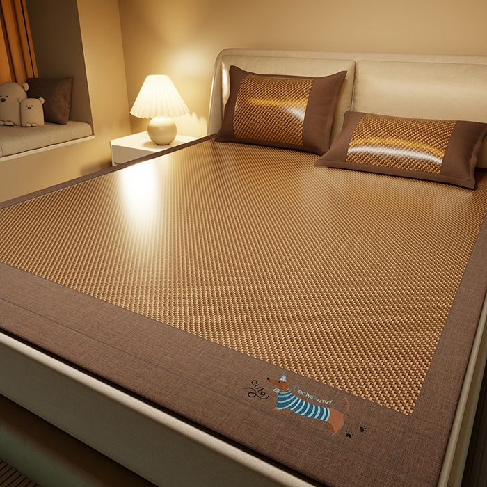 91家纺网 家纺一手货源 找家纺 绒艺席业 2025新款抗菌刺绣凉感冰藤席 腊肠狗-深檀咖