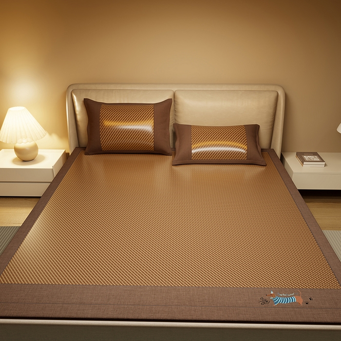 91家纺网 家纺一手货源 找家纺 绒艺席业 2025新款抗菌刺绣凉感冰藤席 腊肠狗-深檀咖