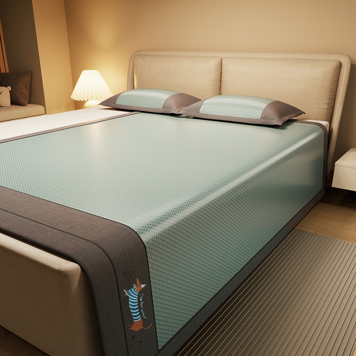 91家纺网 家纺一手货源 找家纺 绒艺席业 2025新款抗菌刺绣凉感冰藤席 腊肠狗-松木绿