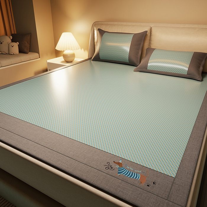 91家纺网 家纺一手货源 找家纺 绒艺席业 2025新款抗菌刺绣凉感冰藤席 腊肠狗-松木绿