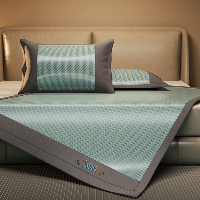 91家纺网 家纺一手货源 找家纺 绒艺席业 2025新款抗菌刺绣凉感冰藤席 腊肠狗-松木绿