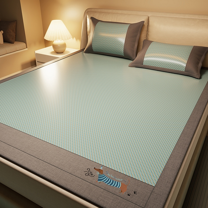 91家纺网 家纺一手货源 找家纺 绒艺席业 2025新款抗菌刺绣凉感冰藤席 腊肠狗-松木绿