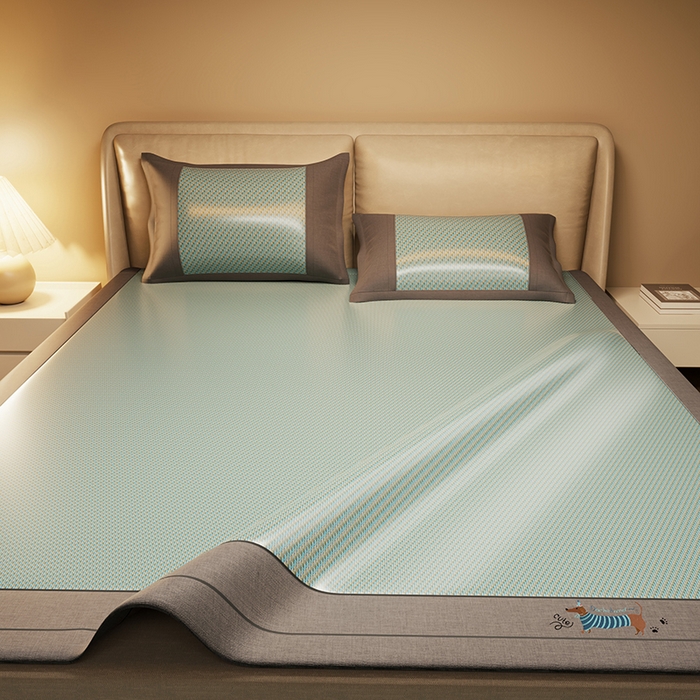 91家纺网 家纺一手货源 找家纺 绒艺席业 2025新款抗菌刺绣凉感冰藤席 腊肠狗-松木绿